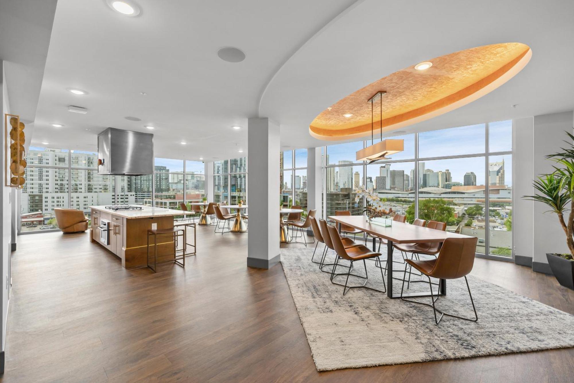 Midnight Manor Penthouse Suite The Gulch แนชวิลล์ ภายนอก รูปภาพ